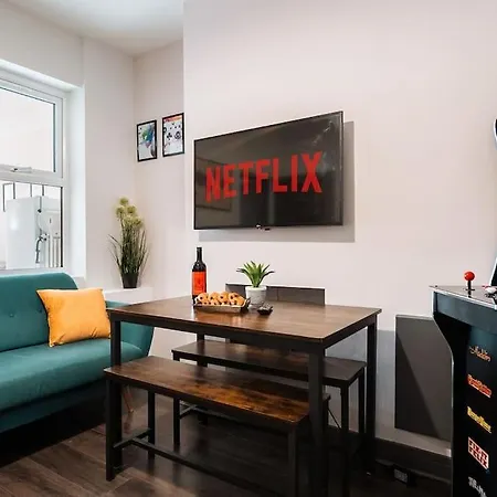 Edmonton - 4 Bedrooms, Sleeps 8, 3 Bathroom Contractor Base London Exterior photo