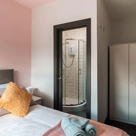 Edmonton - 4 Bedrooms, Sleeps 8, 3 Bathroom Contractor Base London Exterior photo