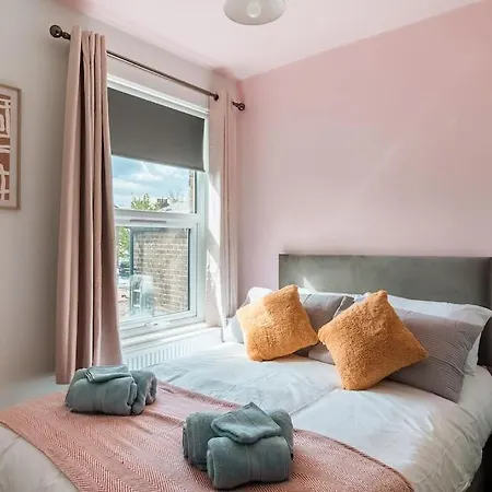 Edmonton - 4 Bedrooms, Sleeps 8, 3 Bathroom Contractor Base London Exterior photo
