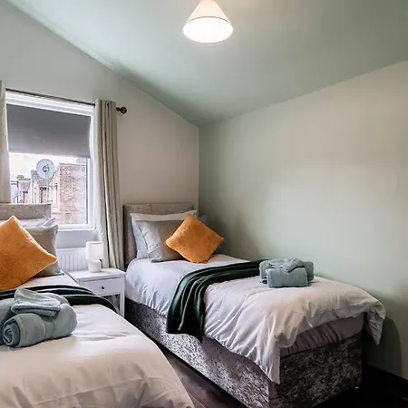 Edmonton - 4 Bedrooms, Sleeps 8, 3 Bathroom Contractor Base London Exterior photo