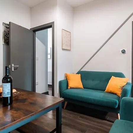 Edmonton - 4 Bedrooms, Sleeps 8, 3 Bathroom Contractor Base London Exterior photo