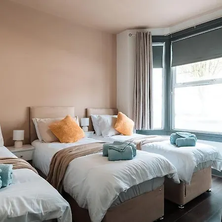 Edmonton - 4 Bedrooms, Sleeps 8, 3 Bathroom Contractor Base London Exterior photo