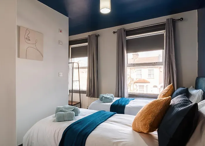 Edmonton - 4 Bedrooms, Sleeps 8, 3 Bathroom Contractor Base
