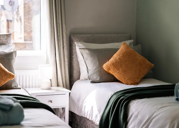Edmonton - 4 Bedrooms, Sleeps 8, 3 Bathroom Contractor Base