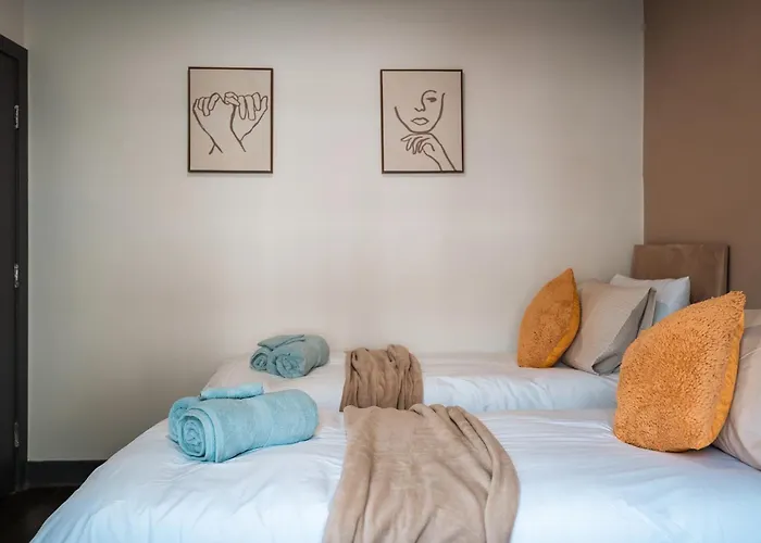 Edmonton - 4 Bedrooms, Sleeps 8, 3 Bathroom Contractor Base